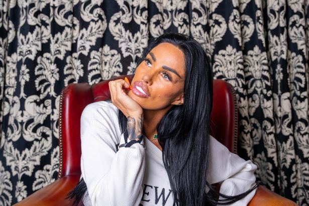 كاتي على كرسي أحمر 