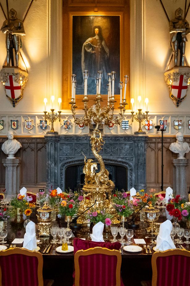 طاولة مأدبة مذهلة قبل وصول الضيوف