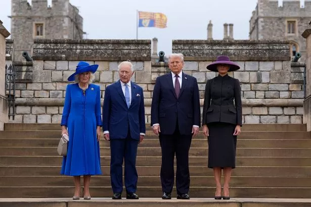 (من اليسار إلى اليمين) تصل الملكة كاميلا والملك تشارلز الثالث والرئيس الأمريكي دونالد ترامب والسيدة الأولى ميلانيا ترامب إلى الحفل العسكري للتراجع في قلعة وندسور ، بيركشاير ، في اليوم الأول من زيارة الرئيس الثانية إلى المملكة المتحدة. تاريخ الصورة: الأربعاء 17 سبتمبر ، 2025. يجب قراءة الائتمان الصورة: أندرو ماثيوز/سلك الأسلاك