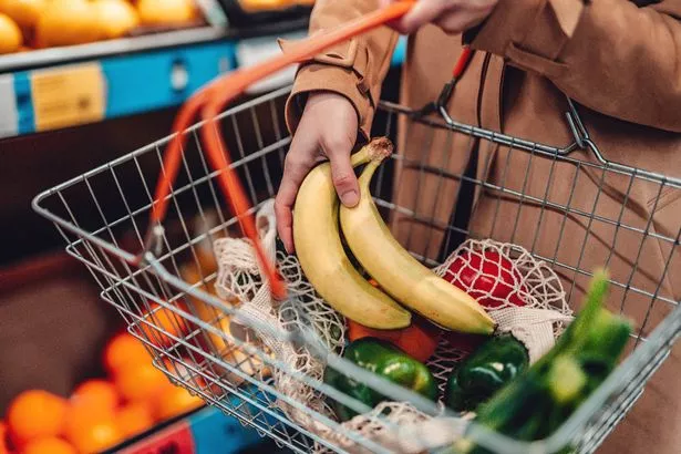 الموز منخفض في السعرات الحرارية ، وارتفاع النشا في الألياف والنشا المقاوم ، مما يعزز مشاعر الامتلاء ويمكن أن تساعد في التحكم في الشهية