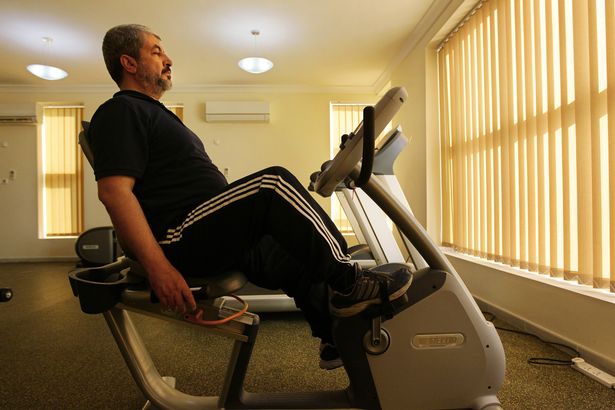 زعيم حماس خالد ميشال يعمل في صالة الألعاب الرياضية الخاصة لصديق في الدوحة