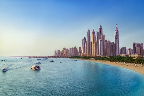 صورة الشاطئ بالقرب من مرسى دبي مع إطلالة على الأفق.