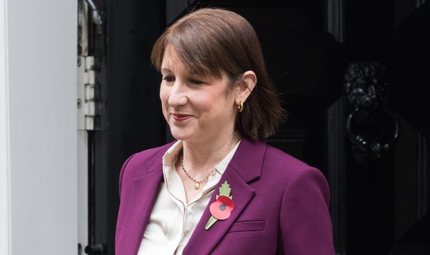 تعرض المستشارة راشيل ريفز للضغط بعد سلسلة من الدورات البسيطة باهظة الثمن وارتفاع تكاليف الاقتراض