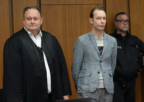 كريستيان برويكنر (ص) والمحامي فيليب ماركورت في جلسة استماع في المحكمة في ليهري ، ألمانيا