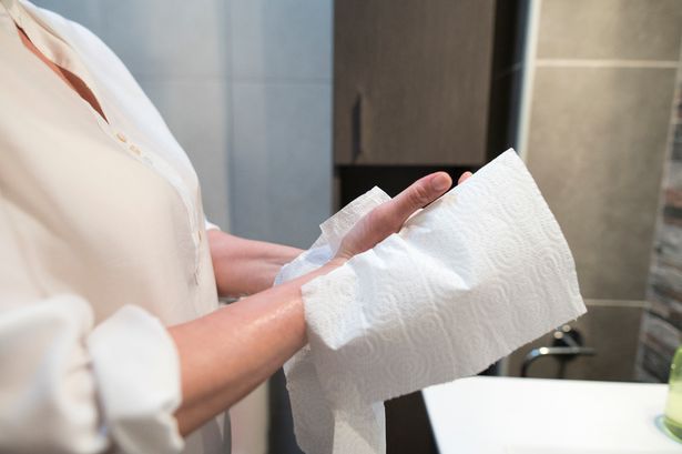 عناوين امرأة تجف يديها بالورق