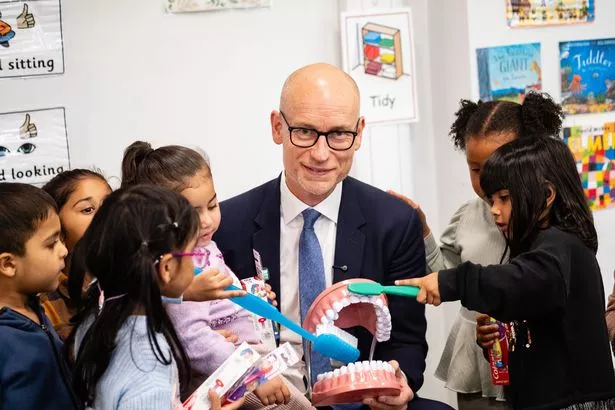 وزير الصحة ستيفن كينوك يحضر مدرسة تينسلي ميدوز الابتدائية 