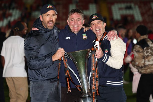 مدير Wrexham Phil Parkinson (مركز) ومالكي Ryan Reynolds (يسار) وروب McElhenney (يمين)