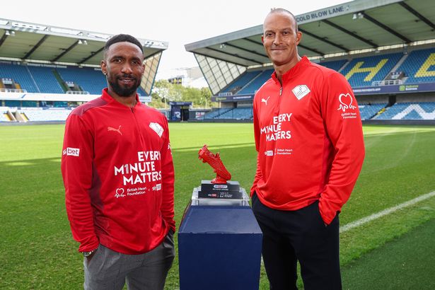 جيرمين ديفو وبوبي زامورا مع جائزة Red Boot Award