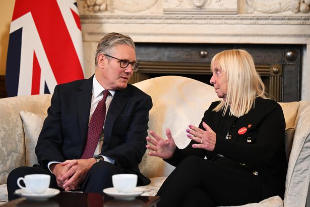 كير ستارمر يتحدث مع مارغريت أسبينال في 10 شارع داونينج يوم الثلاثاء