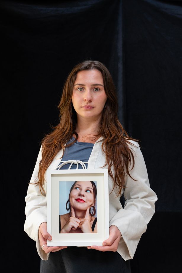 صورة أديل تحمل صورة لأختها الراحلة إيمي