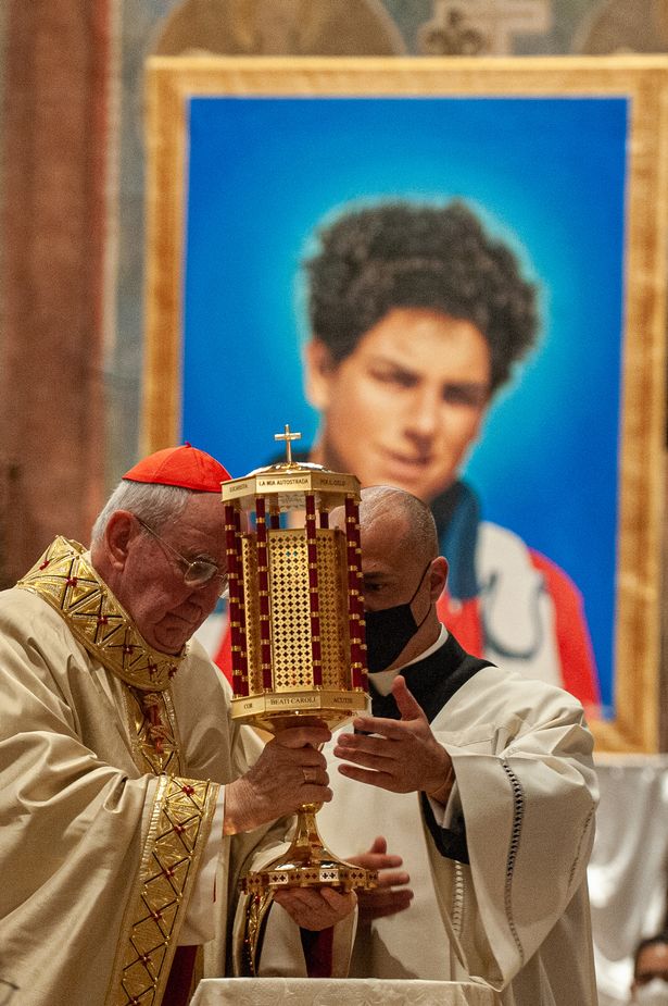 يحتفل Agostino Vallini بالقداس لعملية التغلب على Carlo Acutis الموقرة