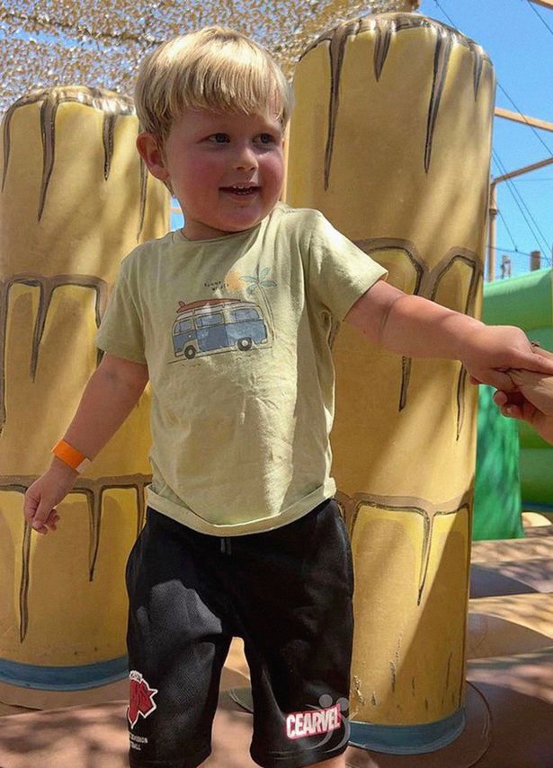 يبتسم أوليفر فوغ في منطقة خارجية