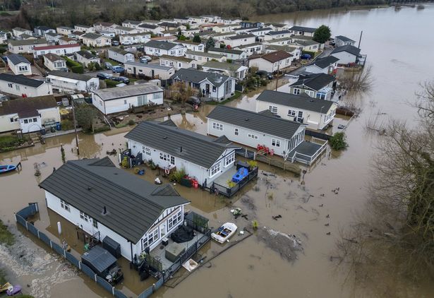حديقة Radcliffe السكنية في نوتنغهامشاير بعد أن انفجر نهر ترينت ضفافها بعد العاصفة هينك