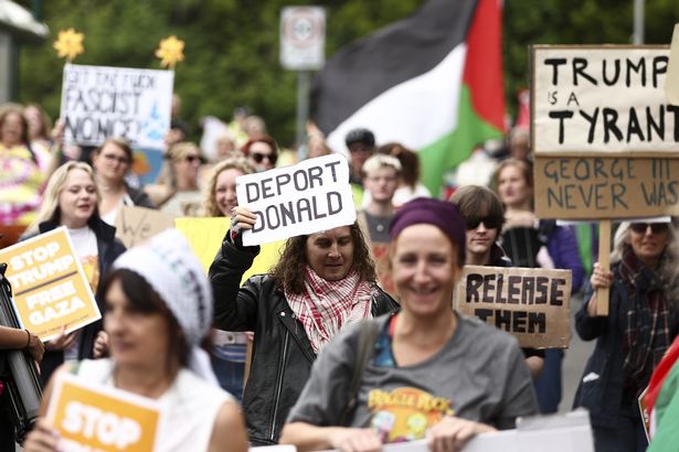 المتظاهرين المناهضين لترامب خلال زيارته الأخيرة إلى اسكتلندا