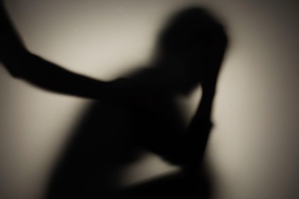 شخص حزين لا يمكن التعرف عليه في صورة ظلية