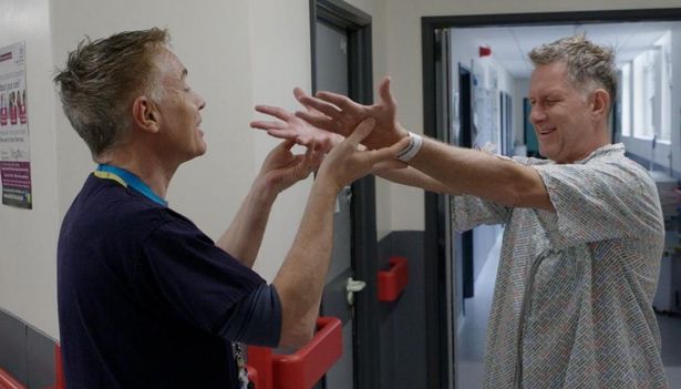 شون Theoff (يمين) يعالج لسكتة دماغية من قبل المدير الإكلينيكي الوطني لـ NHS ، David Hargroves