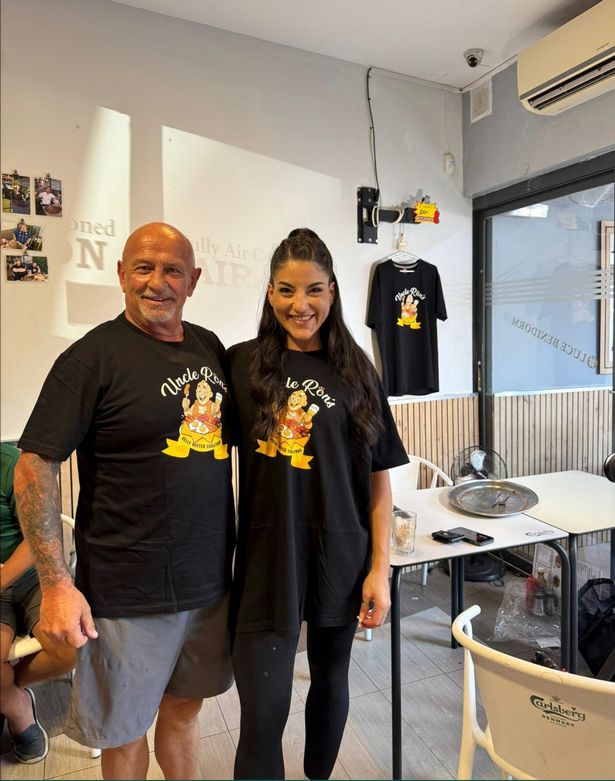 في الصورة مع موظف في البار ، كانت ليا سعيدة بنجاحها