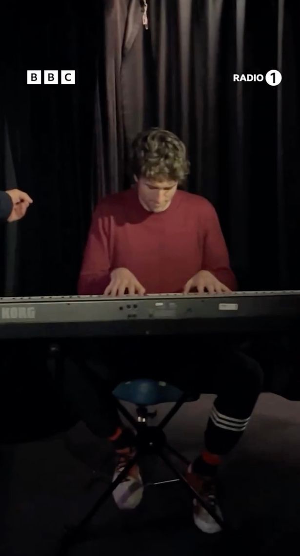 تولى بوب مورتيمر صالة الراديو 1 المباشر