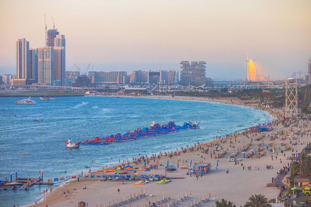منظر غروب الشمس من JBR Beach بجانب Palm Jumeirah مع برج العرب في الخلفية