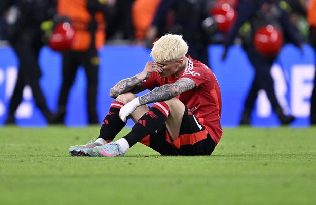 يبدو Alejandro Garnacho مكتئبًا