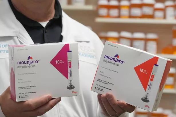 يحمل الصيدلي صناديقًا لعلامات Eli Lilly & Co. Mounjaro Tirzepatide Dugic مرتبة في صيدلية في بروفو ، يوتا ، الولايات المتحدة ، يوم الاثنين ، 27 نوفمبر ، 2023. وصفة طبية من الشهية قمع GLP-1 Drugs Skyrocketing 300 ٪ من 2020.