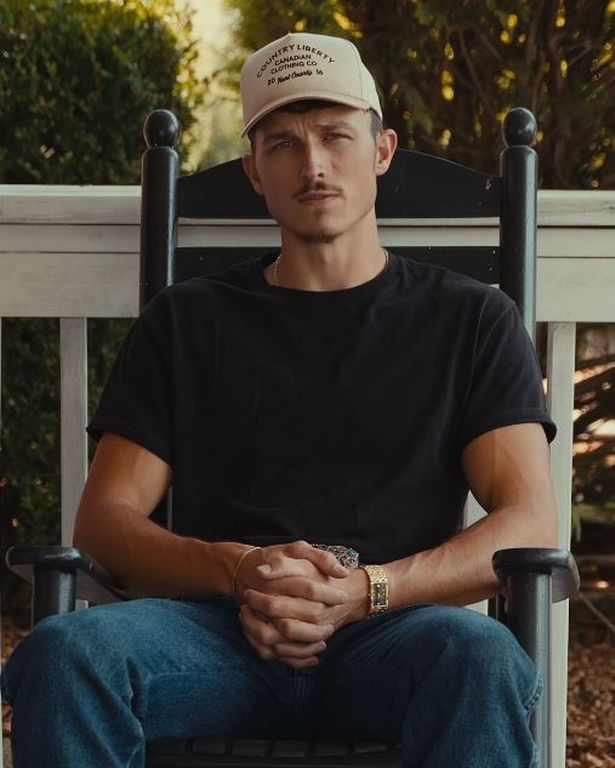 خاطب الموسيقي الريفي المشجعين في مقطع على YouTube مؤثر