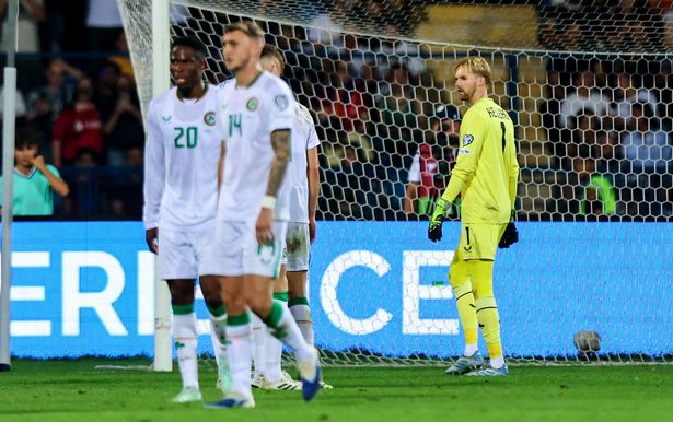 يتفاعل اللاعبون في أيرلندا بعد هدف أرمينيا الأول