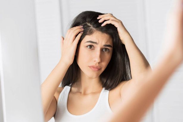 امرأة تنظر إلى الشعر