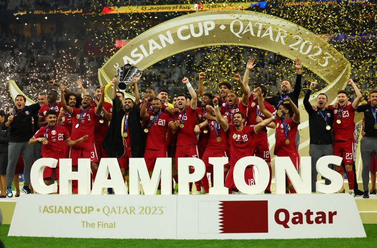 حسن الهايدوس ​​يرفع كأس آسيا لعام 2023 مع زملائه في الفريق بعد أن فازت قطر بلقب ثانٍ على التوالي