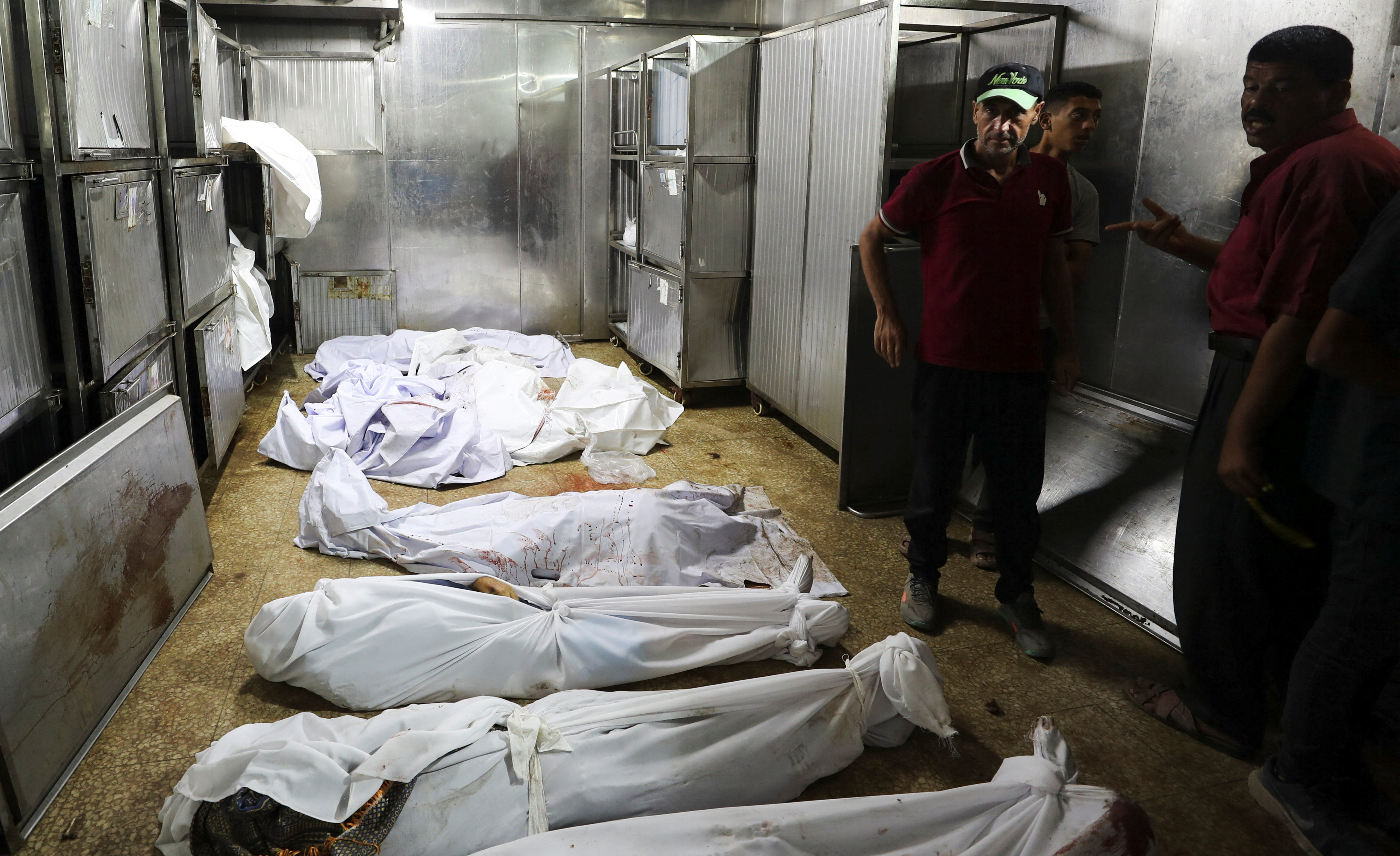 يقف المشيعون بجوار جثث الفلسطينيين الذين قتلوا في إضرابات إسرائيلية خلال الليل ، وفقًا للمسعفين ، خلال جنازة مستشفى الشيفا في مدينة غزة ، 2 سبتمبر 2025 (داود أبو ألكاس/رويترز)