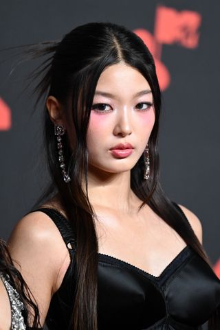 Yoonchae Jeong of Katseye Best Beauty ينظر إلى 2025 MTV VMAs