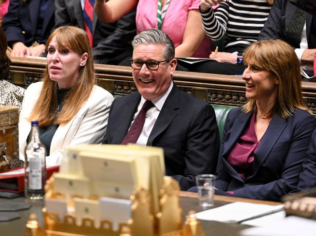 جلست أنجيلا راينر إلى جانب كير ستارمر في PMQS ، حيث قدم دفاعًا قويًا عنها في أعقاب الوحي حول شؤونها الضريبية