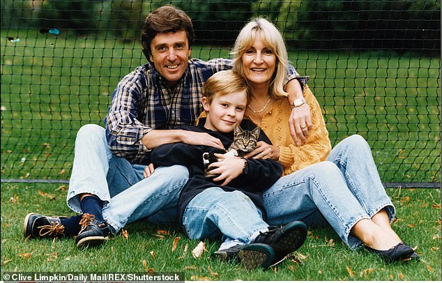 جون ستابلتون مع زوجته لين فوولدز وود وابنهما نيك