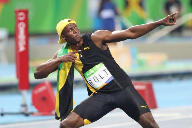 يحتفل Usain Bolt of Jamaica بعد فوزه بنهائي 100 متر للرجال