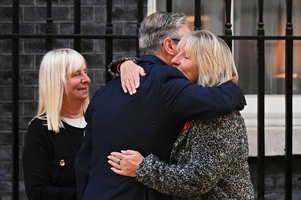 يحتضن كير ستارمر مع سو روبرتس خارج رقم 10 صباح يوم الثلاثاء