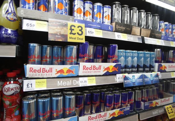 أرفف مشروبات الطاقة المعروضة للبيع في متجر Tesco