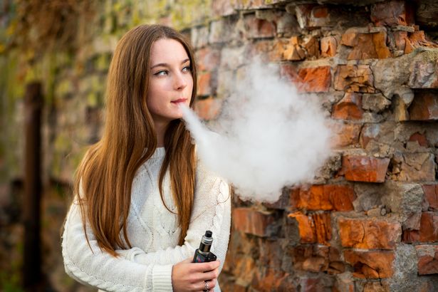 امرأة شابة vaping