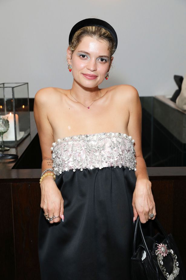 التقت Pixie Geldof لأول مرة في نويل عندما كانت في السادسة عشرة من عمرها