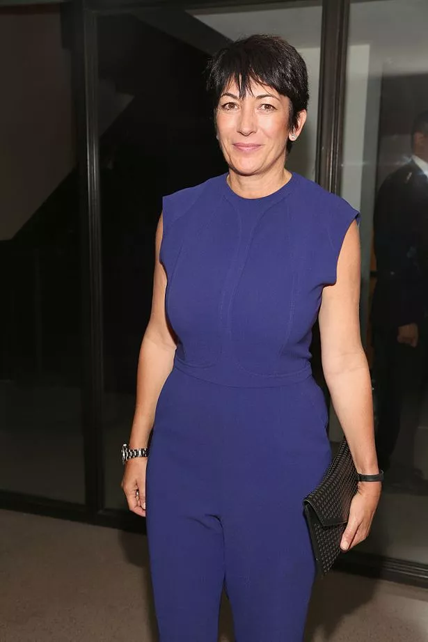 يرتدي Ghislaine Maxwell فستانًا أزرق