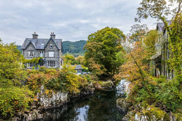 Betws-y-coed هي قرية صغيرة في قلب حديقة إريري الوطنية