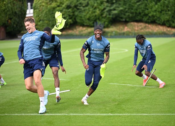 Viktor Gyokeres و Noni Madueke و Eberechi Eze of Arsenal خلال جلسة تدريبية في مركز Sobha Realty Training في 30 أغسطس 2025