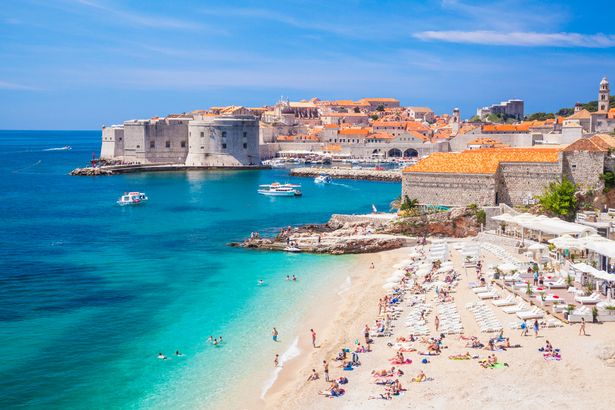 Banje Beach ، Old Port و Dubrovnik Old Town ، Dubrovnik ، Dalmatian Coast ، Croatia ، Europe