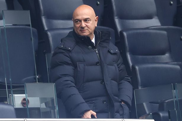 صاحب Tottenham Hotspur Daniel Levy يشاهد من المدرجات خلال مباراة الدوري الممتاز بين Tottenham Hotspur FC و Newcastle United FC