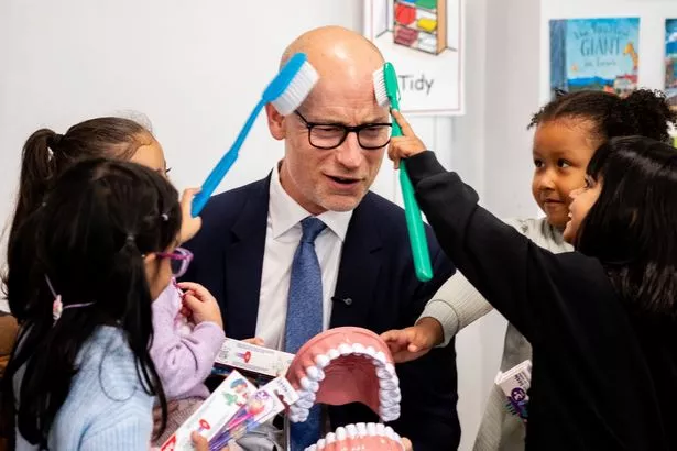 وزير الرعاية مع الأطفال في مدرسة تينسلي الابتدائية في شيفيلد