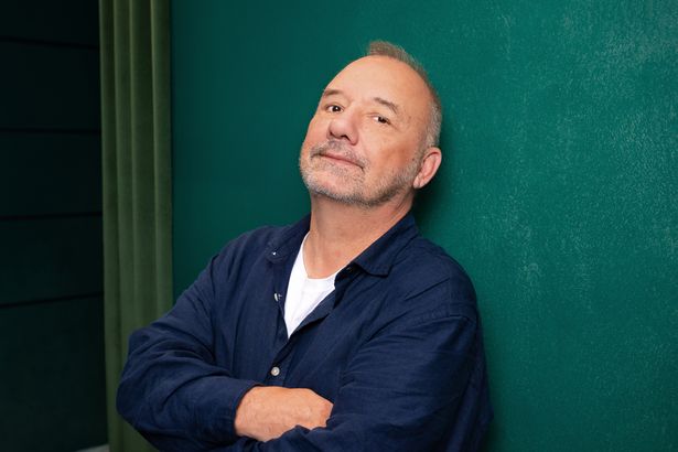 تم تصوير بوب مورتيمر على خلفية خضراء