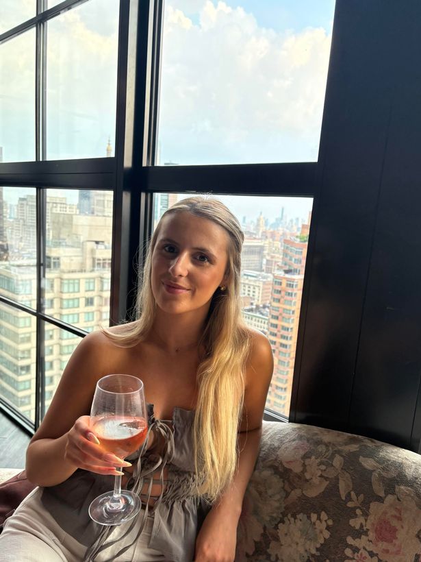 Kenzi Devine في Moxy Hotel Rooftop Bar