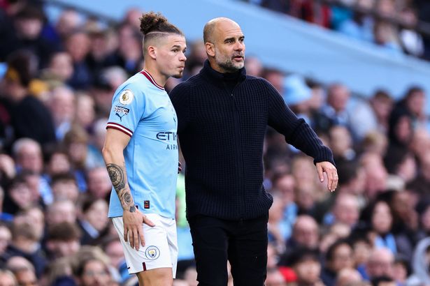 يعطي Pep Guardiola تعليمات إلى Kalvin Phillips