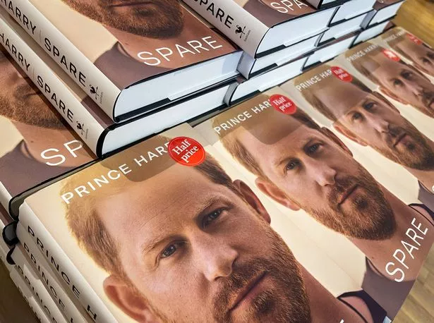 باث ، المملكة المتحدة - 22 يناير: كتاب الأمير هاري معروض في متجر للكتب في 22 يناير 2023 في باث ، إنجلترا. مذكرات الأمير هاري المتوقعة كثيرا "إضافي" تم بيعها رسميًا في 10 يناير (تصوير مات Cardy/Getty Images)