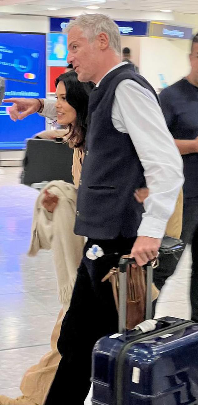 قبل تصويرها مع شون بن ، كانت مرتبطة بزاك جولدسميث ، عضو في مجلس اللوردات في المملكة المتحدة ، عندما تم اكتشاف الاثنين معًا في مطار هيثرو في لندن في عام 2023