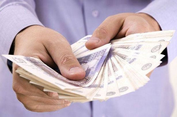 رجل مجهول يعقد ملاحظات مصرفية
